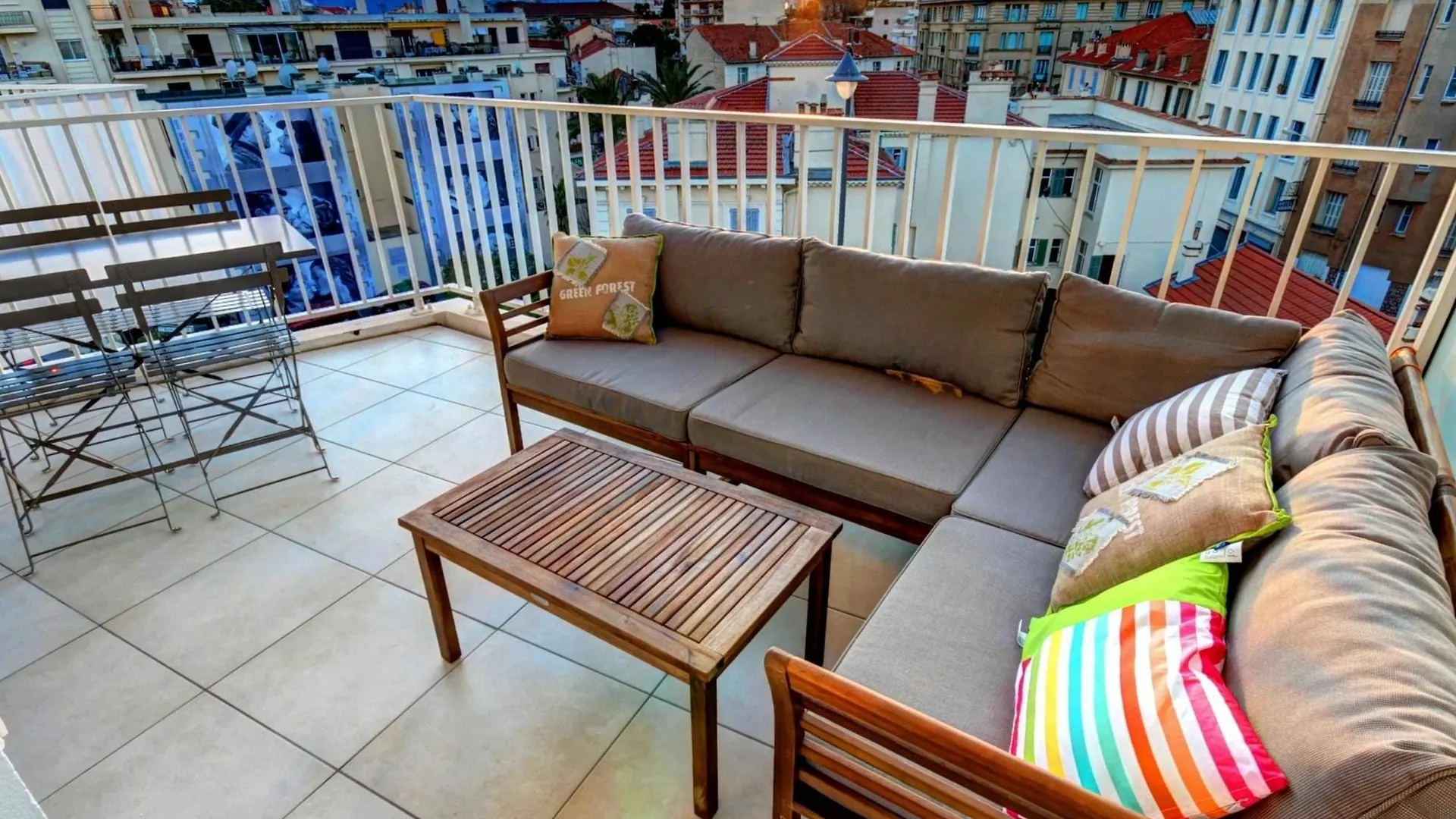 Studio In Cannes, With Wonderful Mountain View, Terrace And Wifi - 500 0*, Cannes France